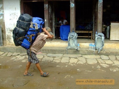 Uno de los super porteadores con 2 cargas rumbo al campamento Base